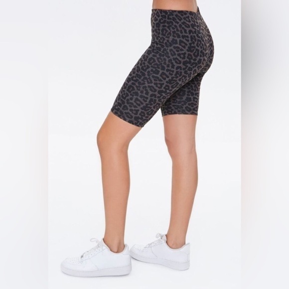 𝅺FOREVER 21 Spandex Leopard Bike Shorts Size Medium EUC - Picture 1 of 3